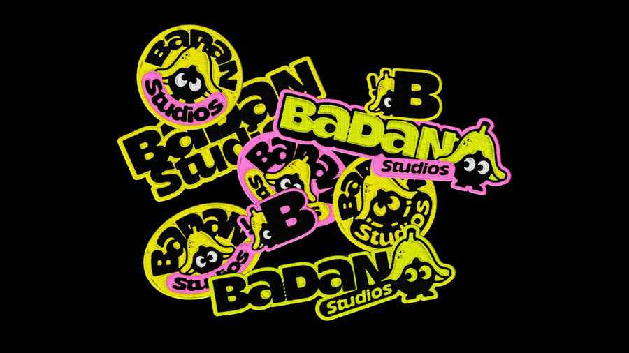 Parches bordados con las versiones del nuevo logotipo de Badan Studios y la mascota Bady
